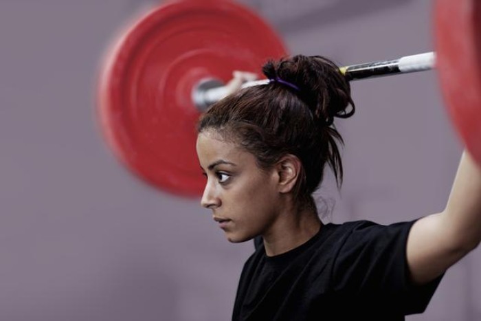 A lady lifting weights